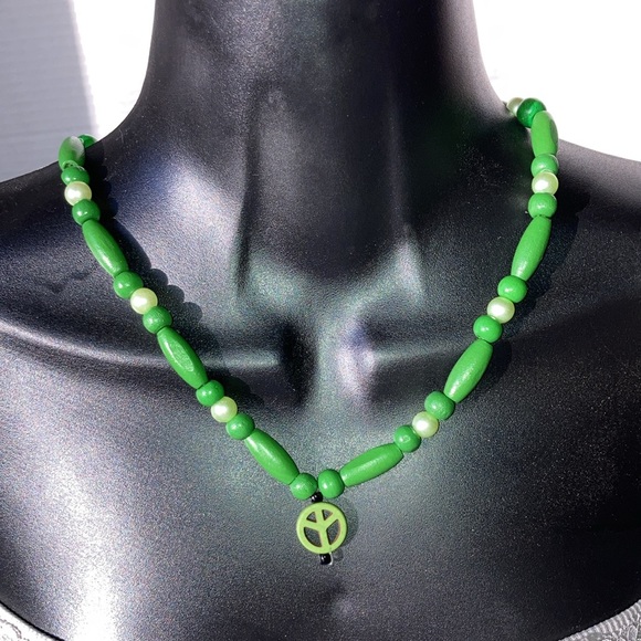 GREEN PEACE Sign Green Wood and Green Faux Pearl Beads Stretchy Necklace 21 Inch - Picture 1 of 9